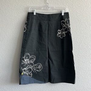 Lole black skirt with white flowers, size 4, flattering fun skirt!